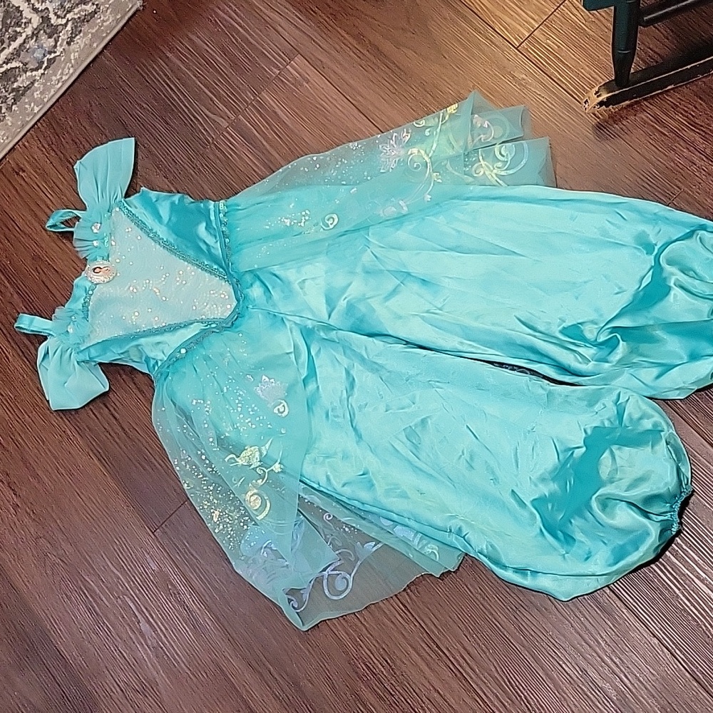 DISNEY PRINCESS JASMINE S(4-6x) costume. Great for play and Halloween